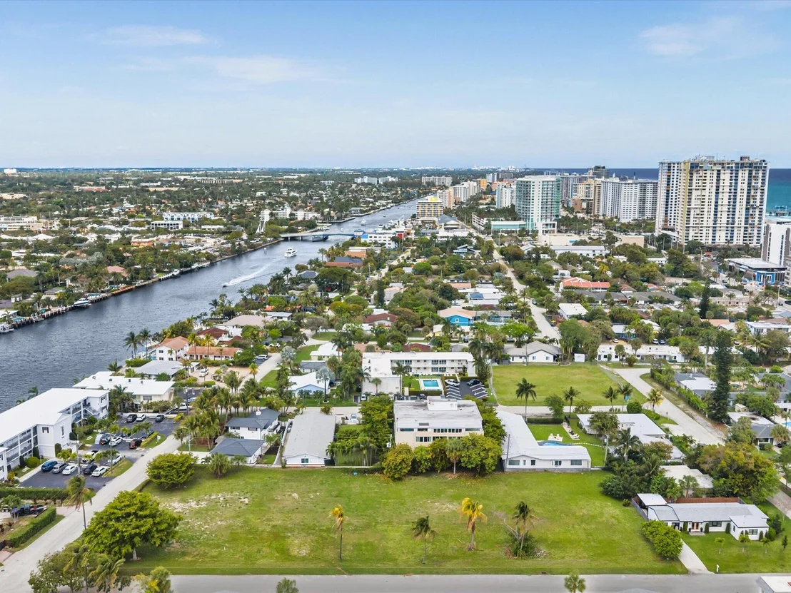Photo of 702 S RIVERSIDE Drive