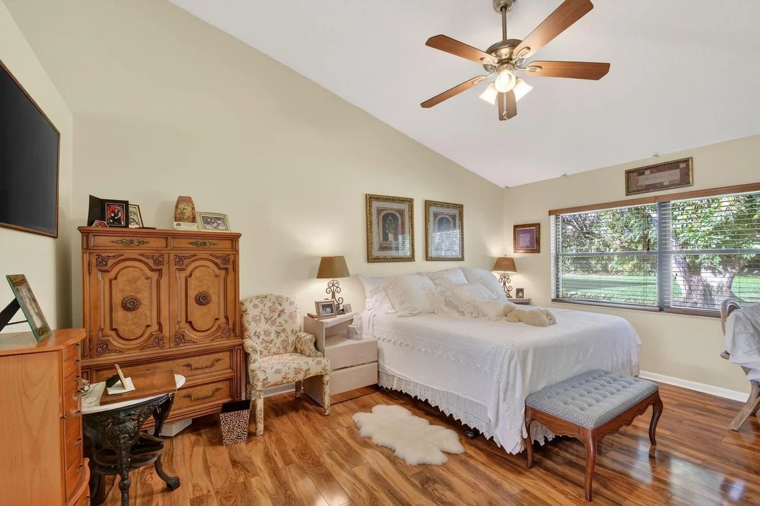 Photo of 7147 Le Chalet Boulevard