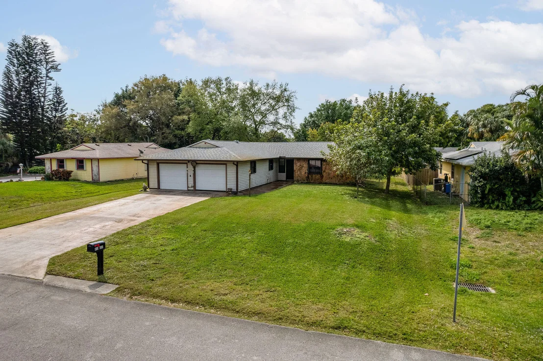 Photo of 8005 Lakeside Way