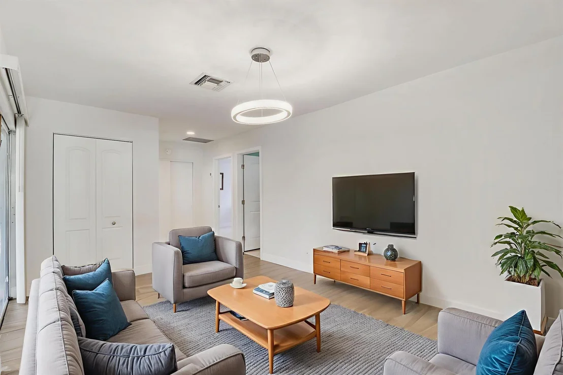 Photo of 612 Oak Ter Terrace