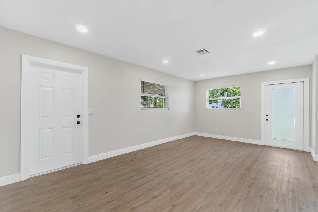 Photo of 4882 Lincoln Road