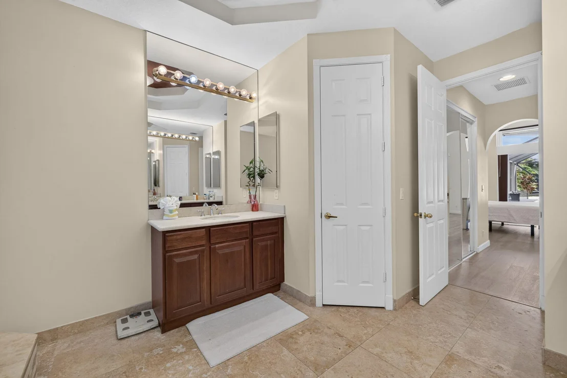 Photo of 755 SW RIVER BEND Circle