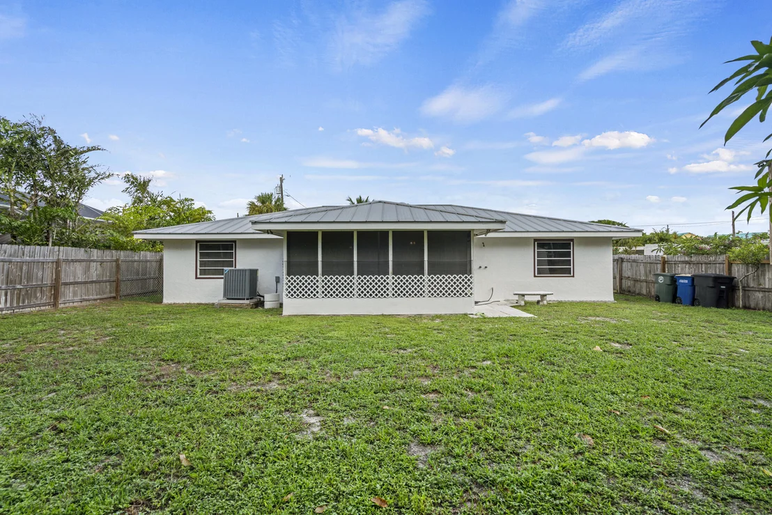 Photo of 1915 Eucalyptus Avenue