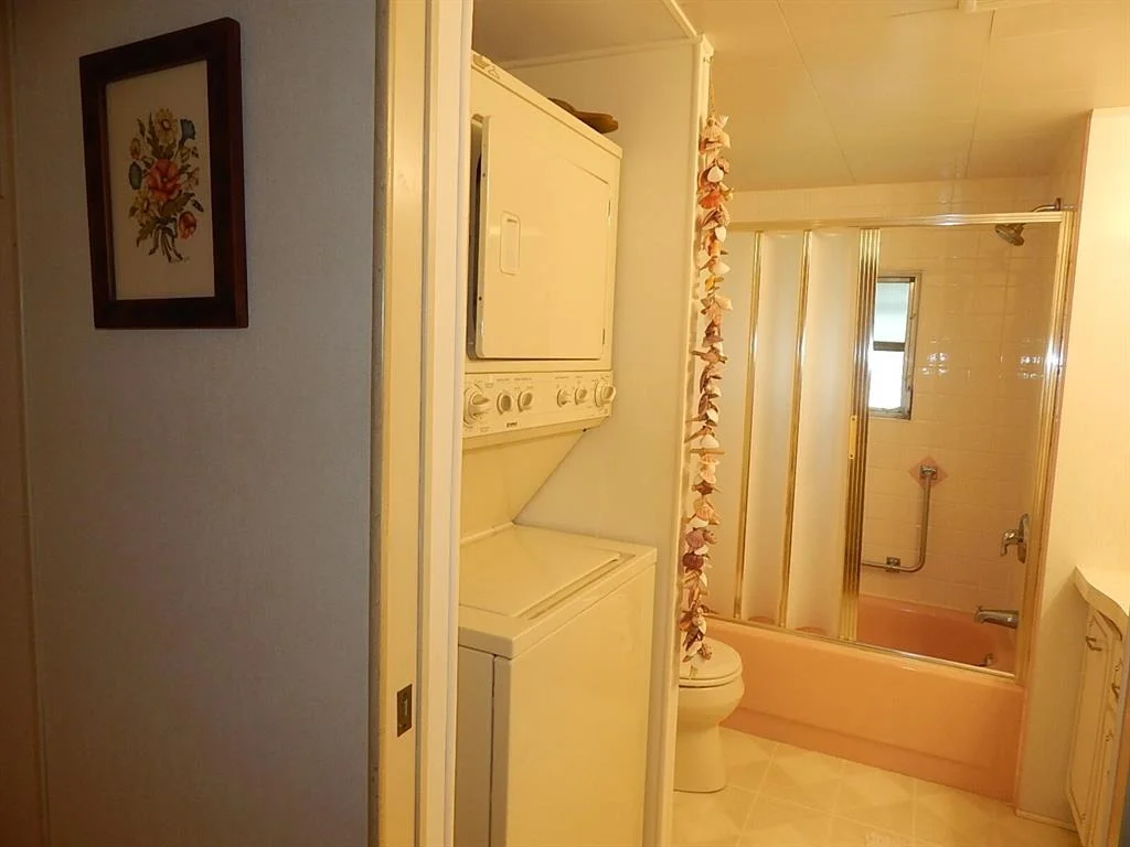 Photo of Unit 32 at 400 N A1a
