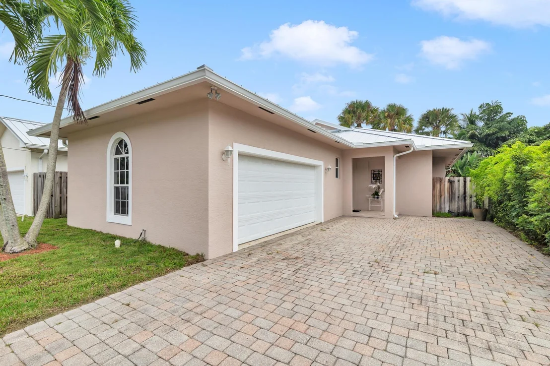 Photo of 17684 Cinquez Park Road W