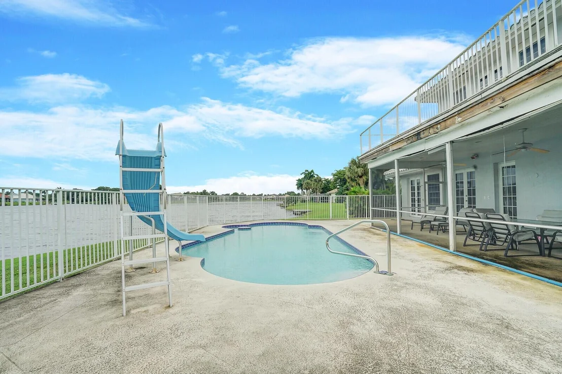 Photo of 2000 Henley Place