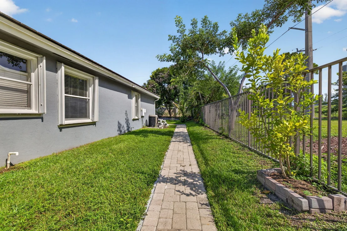 Photo of 755 SW RIVER BEND Circle