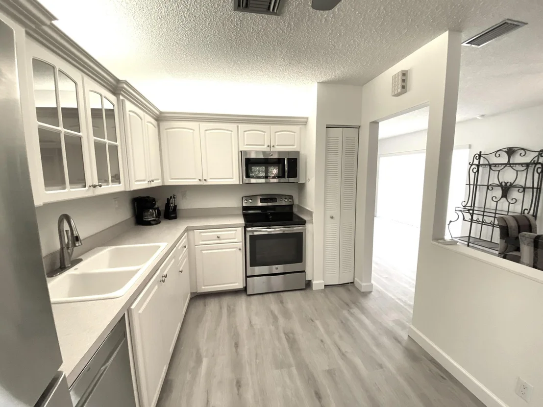 Photo of 5304 Mirror Lakes Boulevard