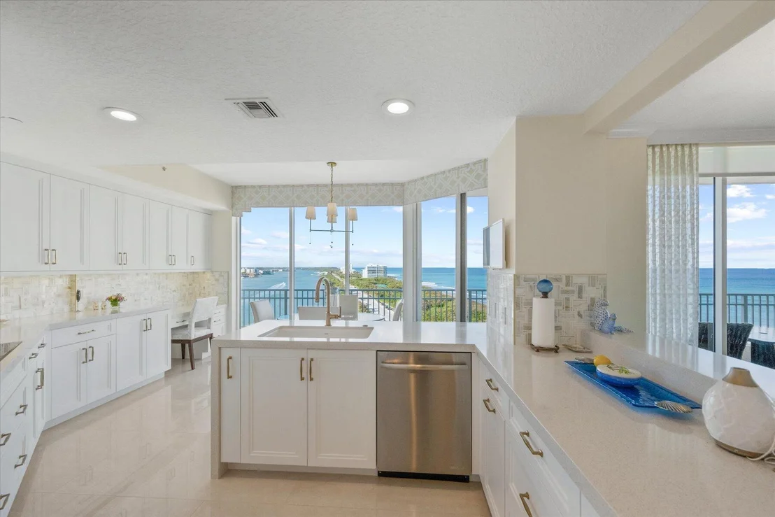 Photo of Unit PHO at 425 Beach Road