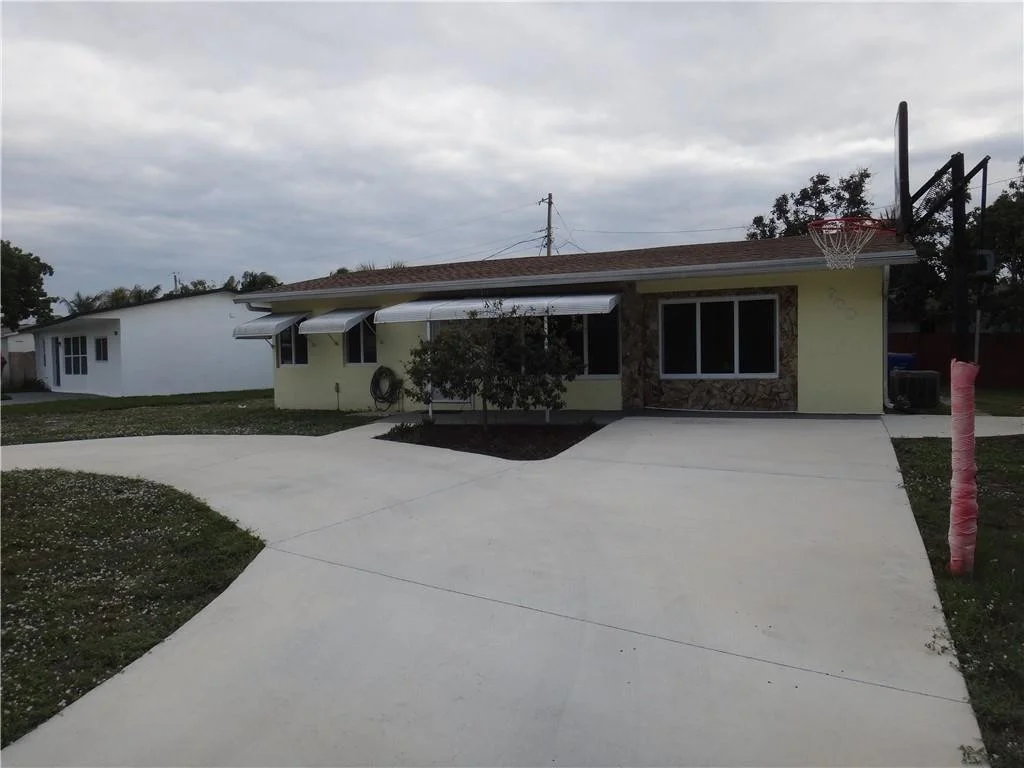Photo of 900 NE 23rd Place