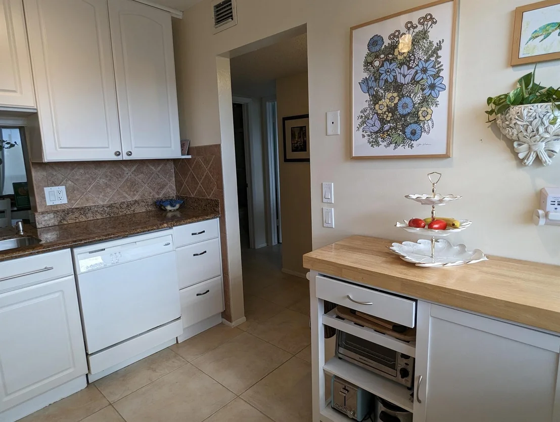Photo of Unit UNIT405 at 2829 Florida Boulevard
