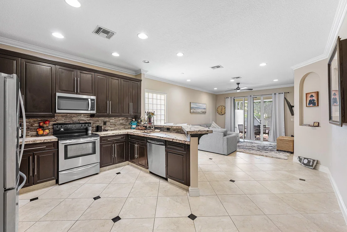 Photo of Unit 310 at 310 VENICE Boulevard
