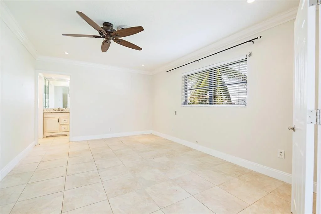 Photo of 925 Allamanda Drive