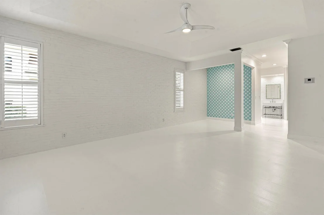 Photo of 136 N River Drive W