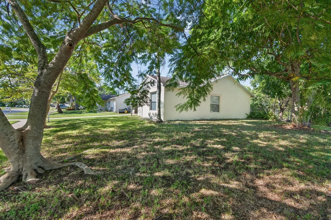 Photo of 130 Lakeside Circle