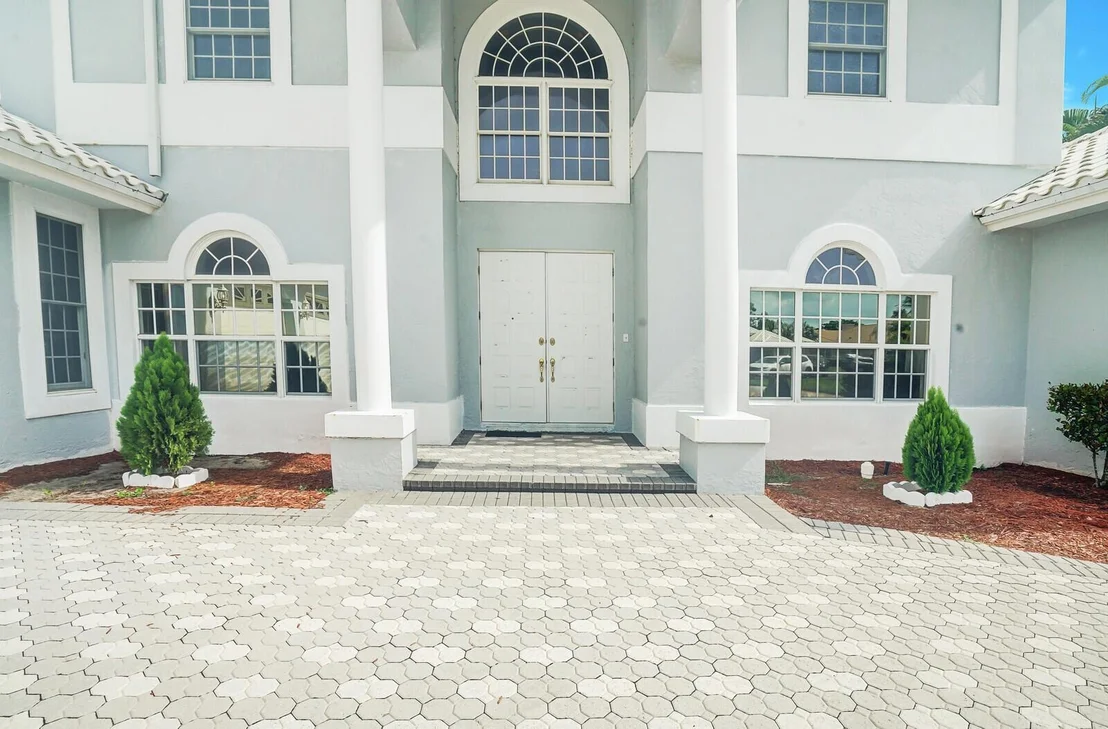 Photo of 2000 Henley Place