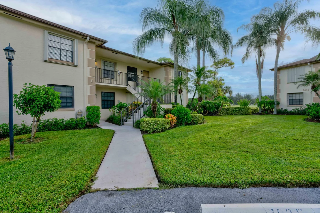 Photo of Unit E at 702 Pinecrest Circle