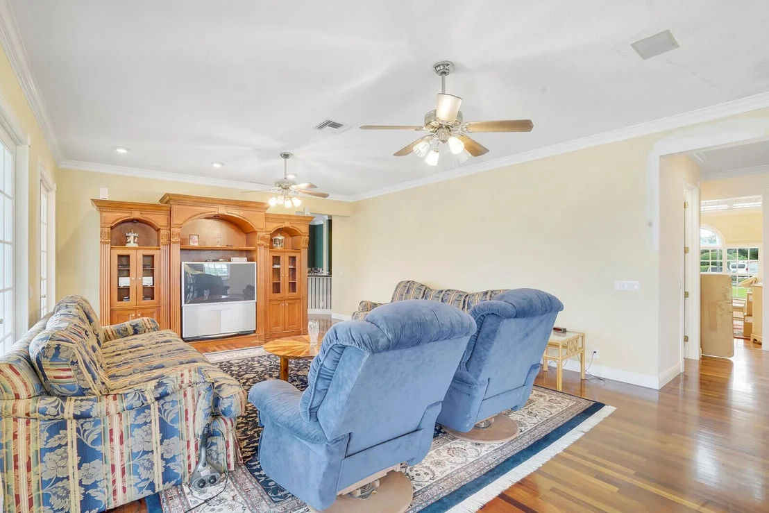 Photo of 2000 Henley Place