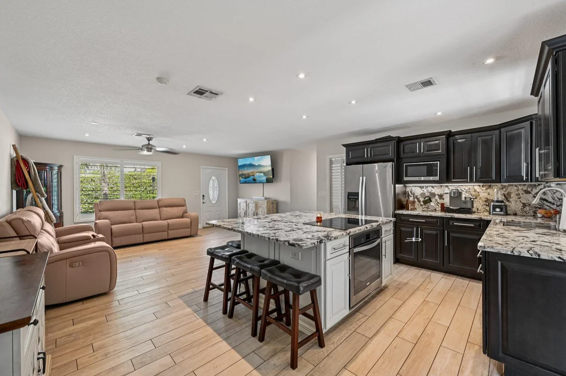 Photo of 405 E Whitney Drive