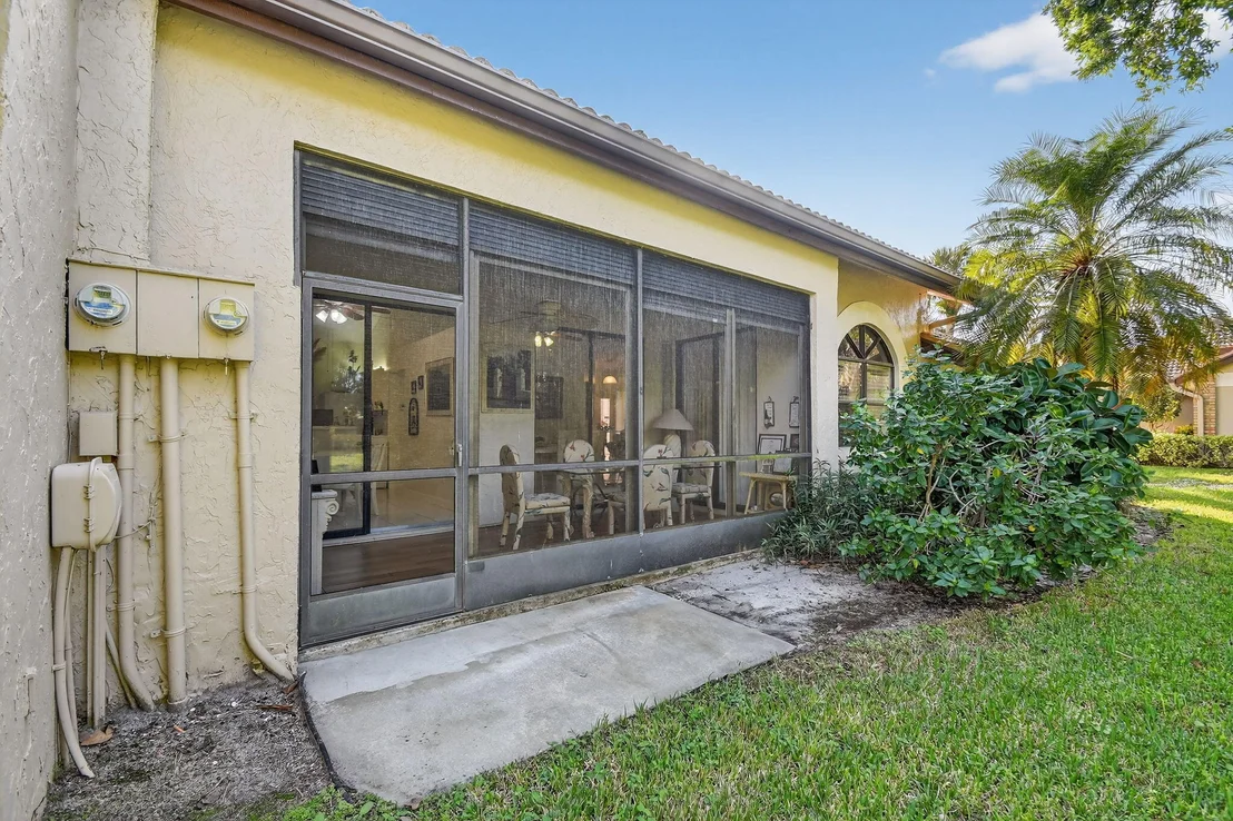 Photo of 7147 Le Chalet Boulevard