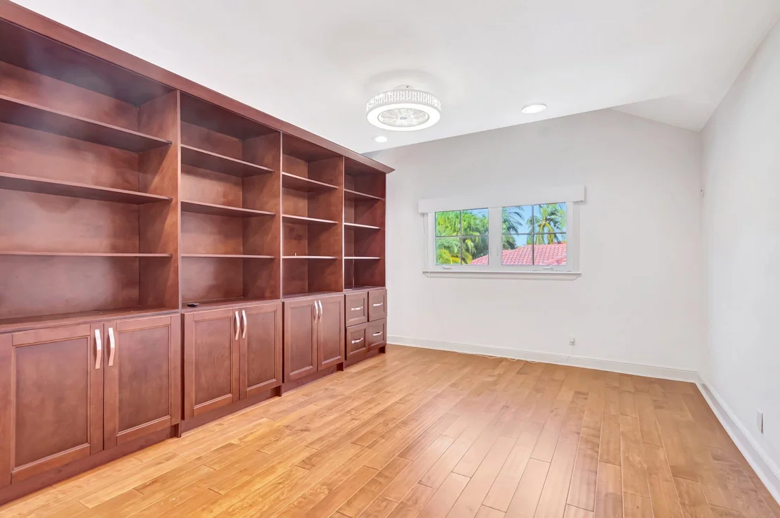 Photo of 930 N Parkside Cir Circle N