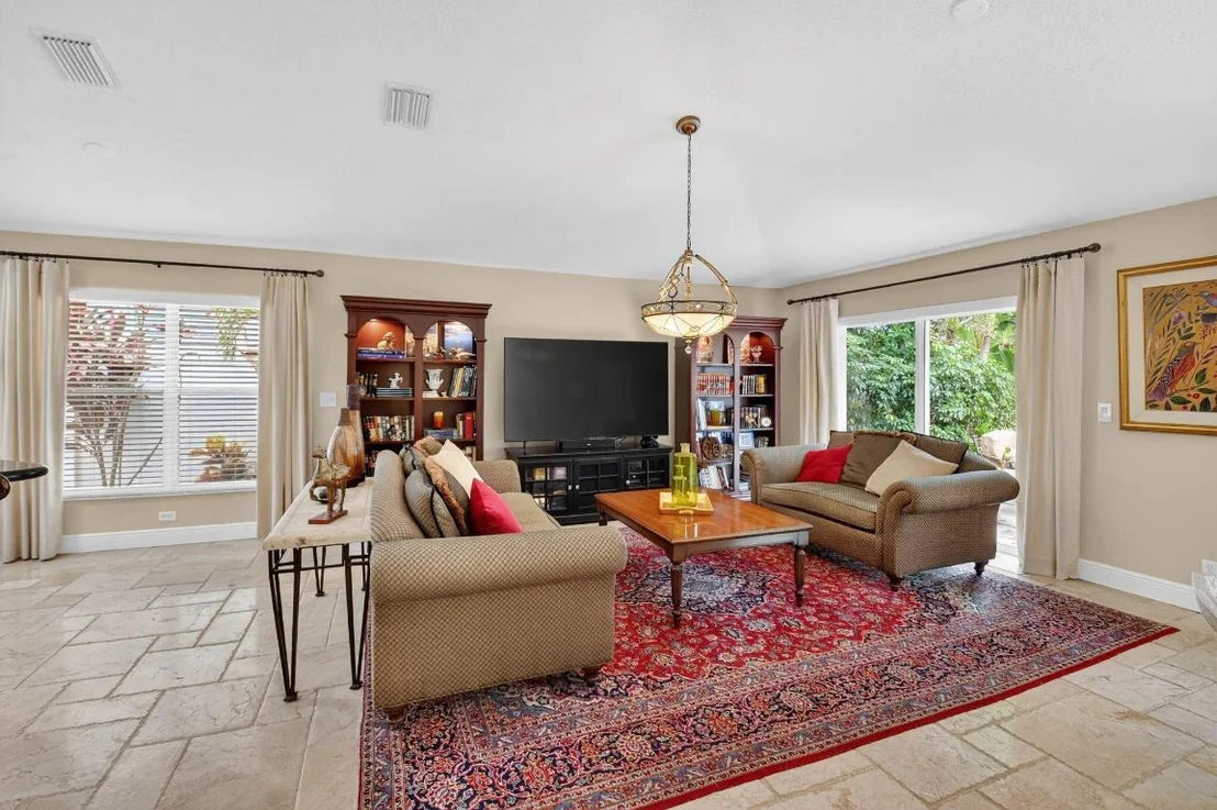 Photo of 523 Canoe Point