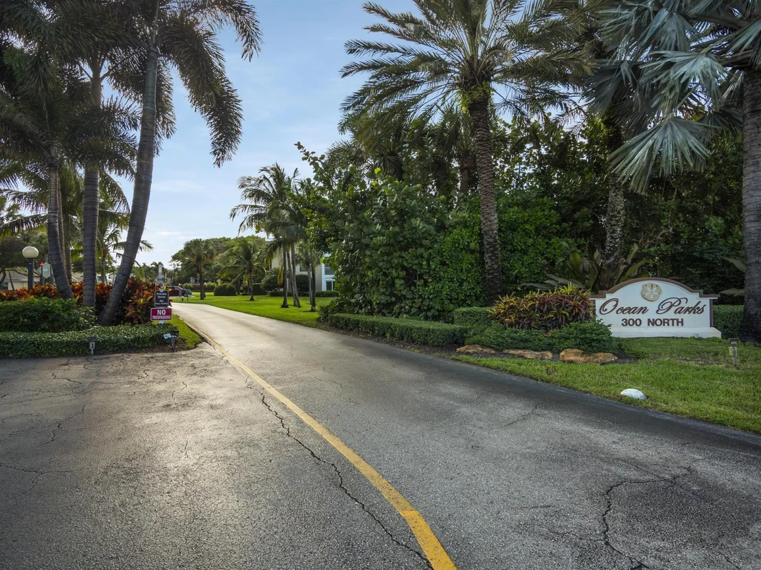 Photo of Unit 103E at 300 N Highway A1a