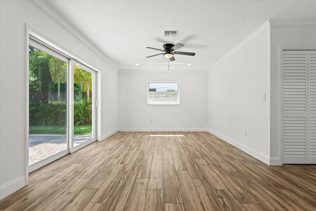 Photo of 884 NW 6th Drive