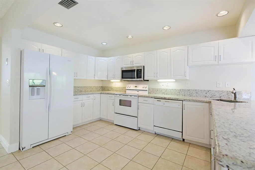 Photo of 925 Allamanda Drive