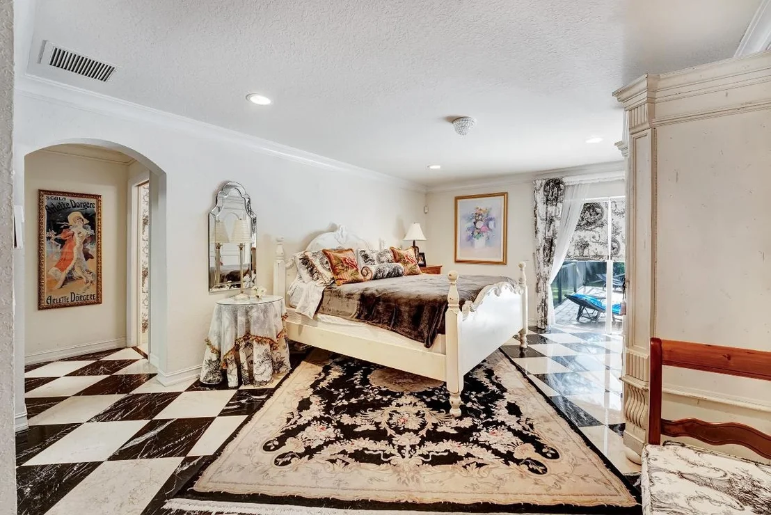Photo of 4590 Live Oak Boulevard