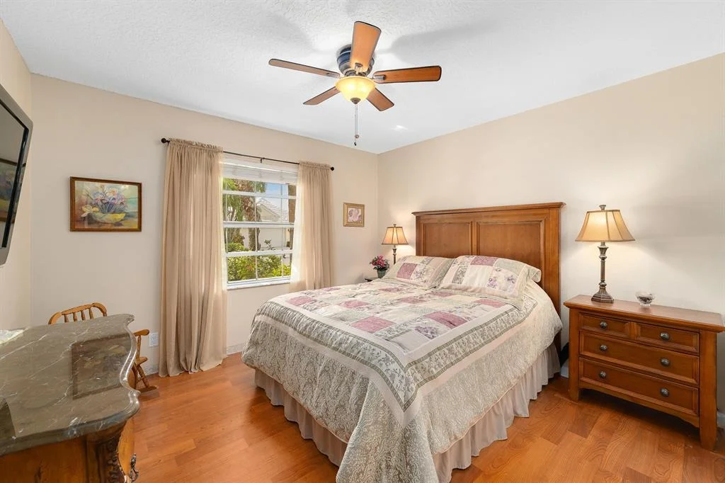 Photo of 930 Dickens Place
