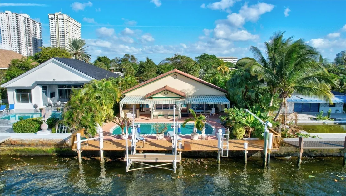 Photo of 305 S Riverside Drive