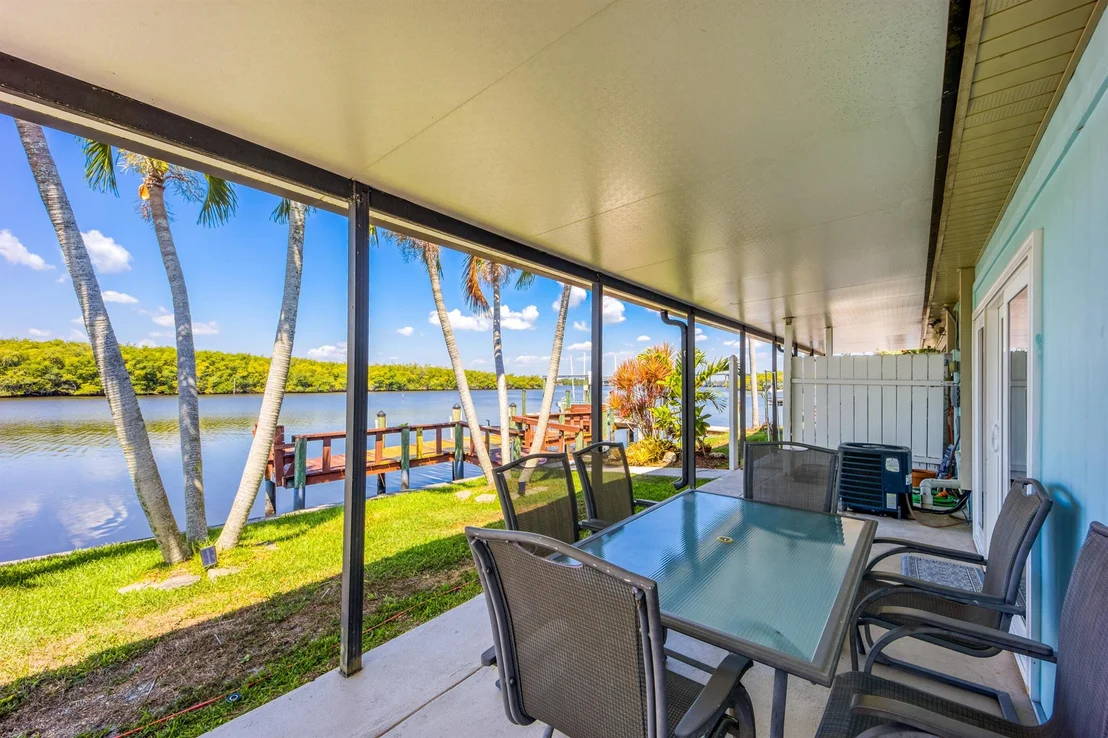 Photo of 140 SW Hideaway Place