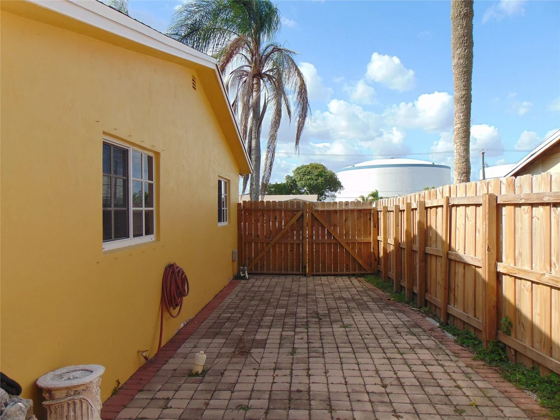 Photo of 6512 NW 9th Street