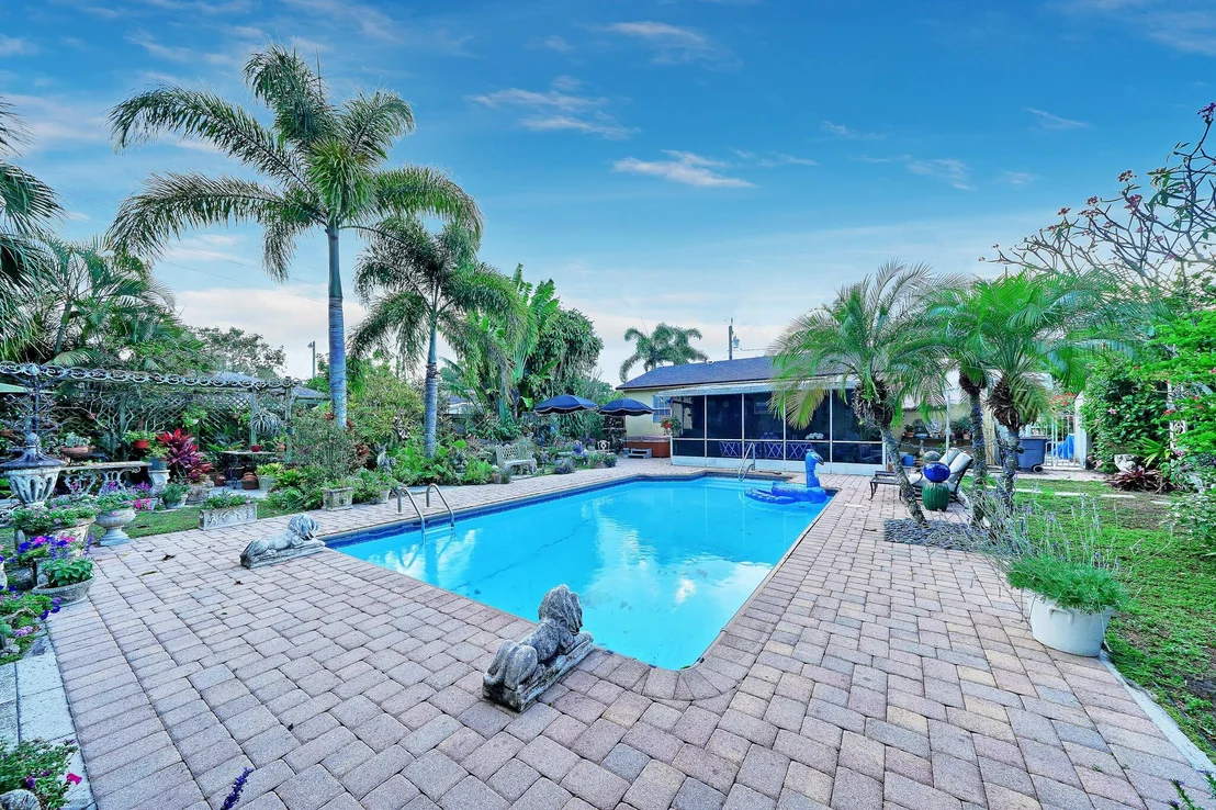 Photo of 910 Sylvan Lane