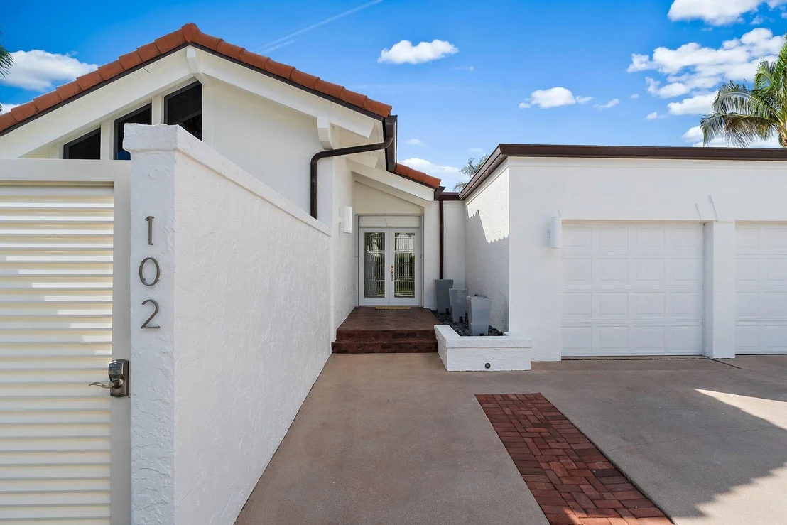Photo of 102 W Sandpiper Circle