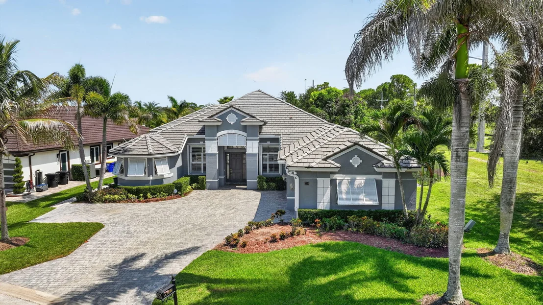 Photo of 755 SW RIVER BEND Circle