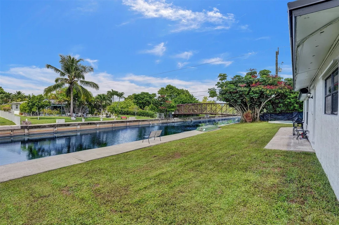 Photo of 1709 E River Drive