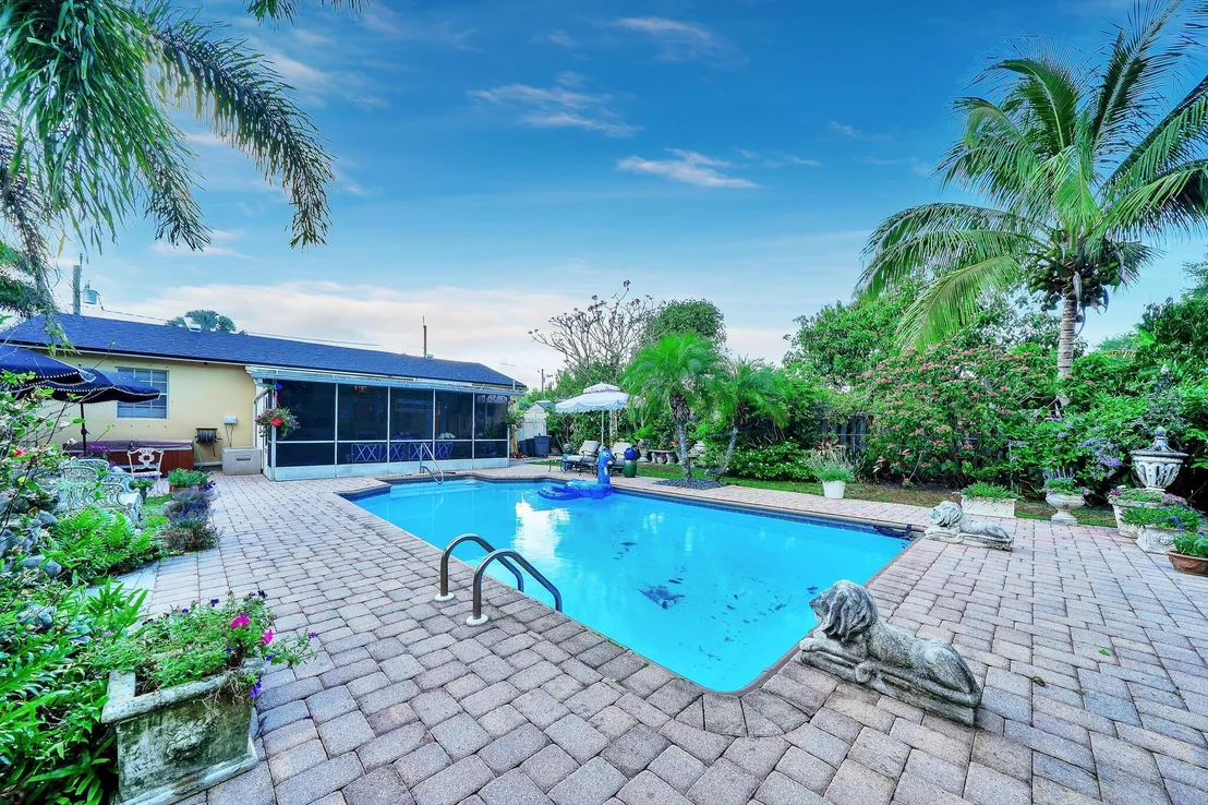 Photo of 910 Sylvan Lane