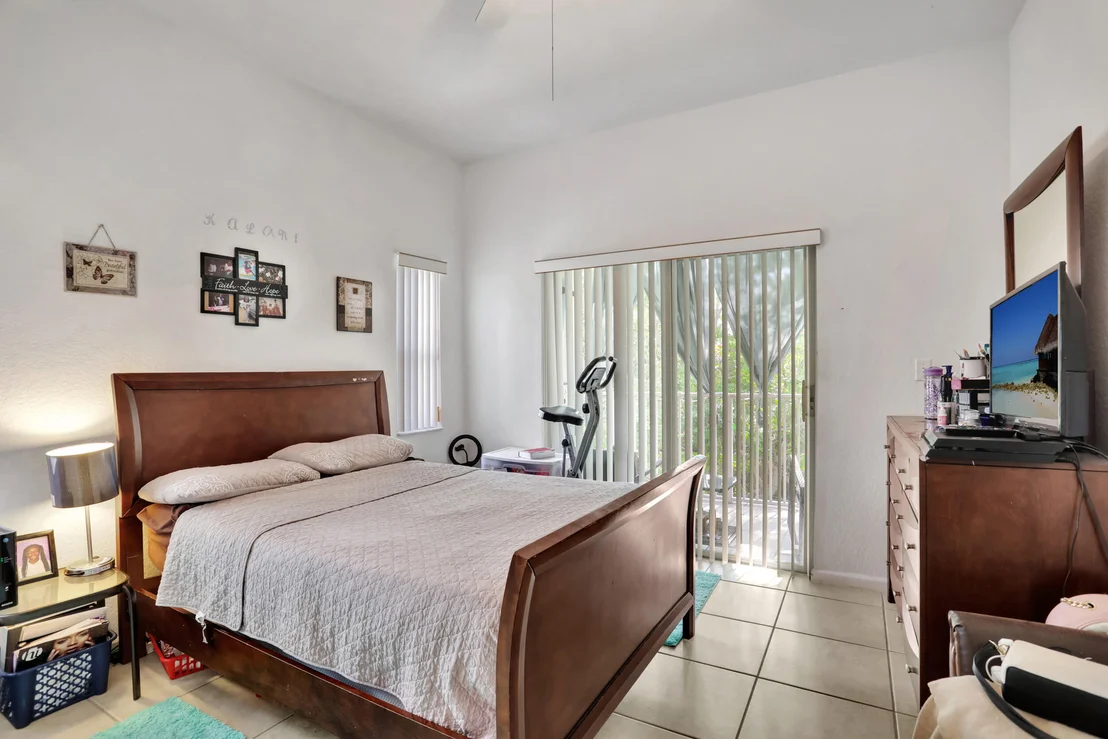 Photo of Unit 301 at 2901 Riverside Drive