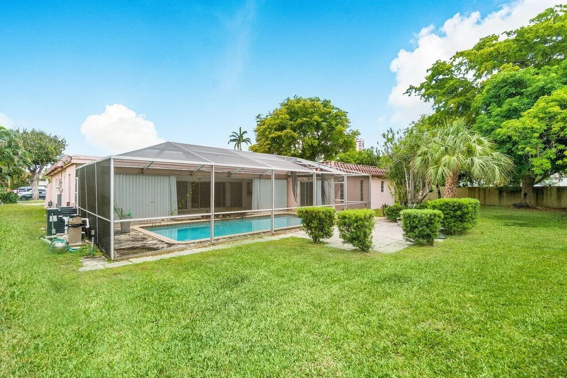 Photo of 1060 Spanish River Road