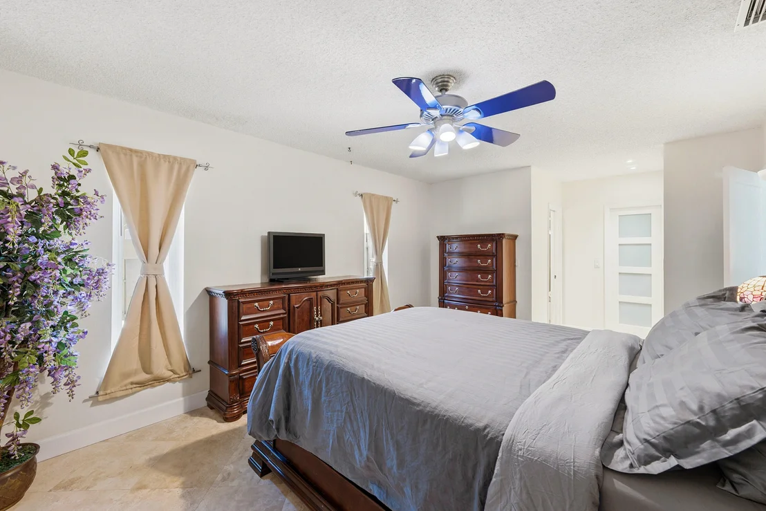 Photo of 390 SE 12th Avenue