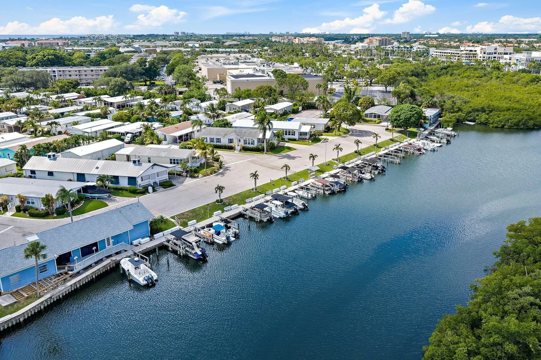 Photo of Unit 33 at 400 N HIGHWAY A1A