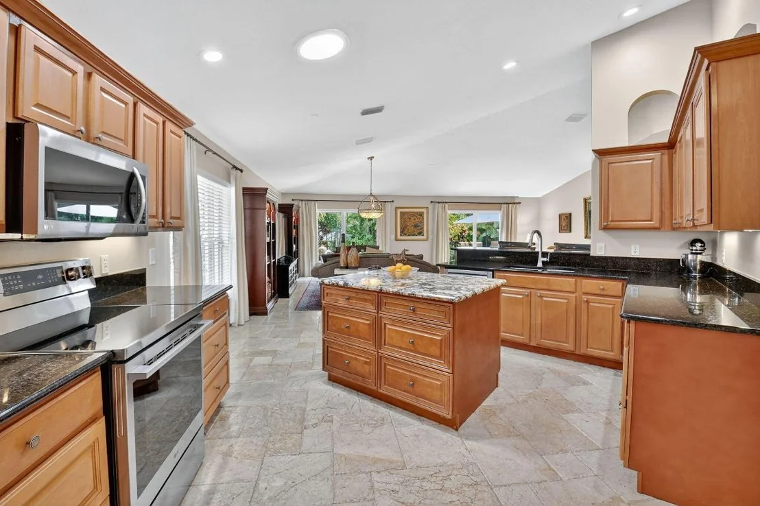 Photo of 523 Canoe Point