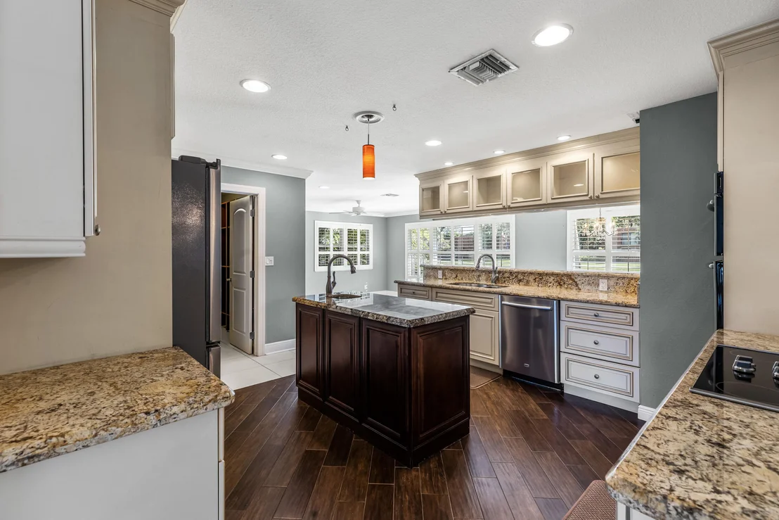 Photo of 3210 Lakeview Drive