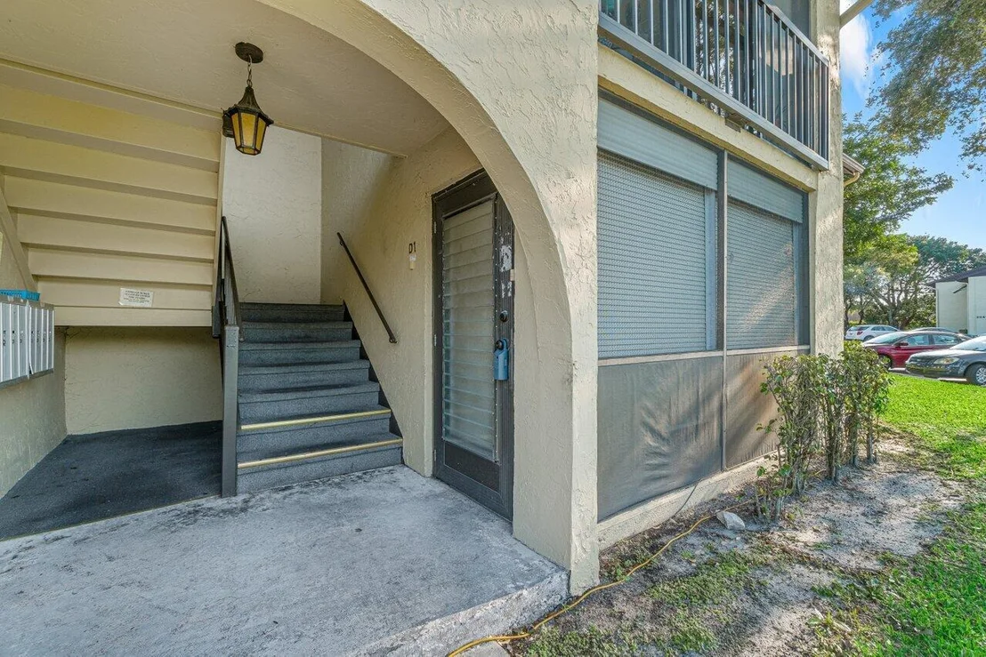 Photo of Unit D1 at 305 Pine Ridge Circle