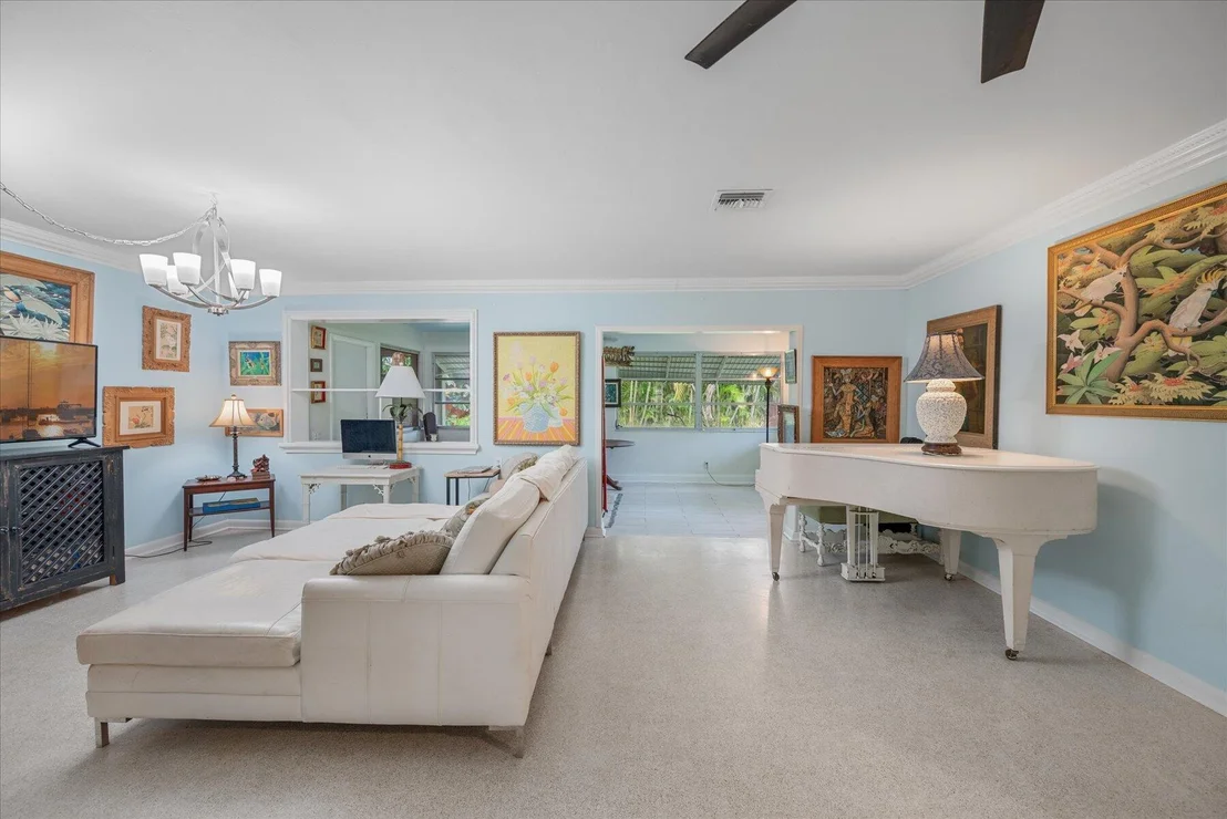 Photo of 117 E Riverside Drive