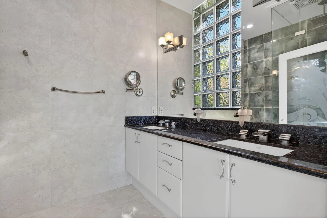 Photo of 513 S Riverside Drive
