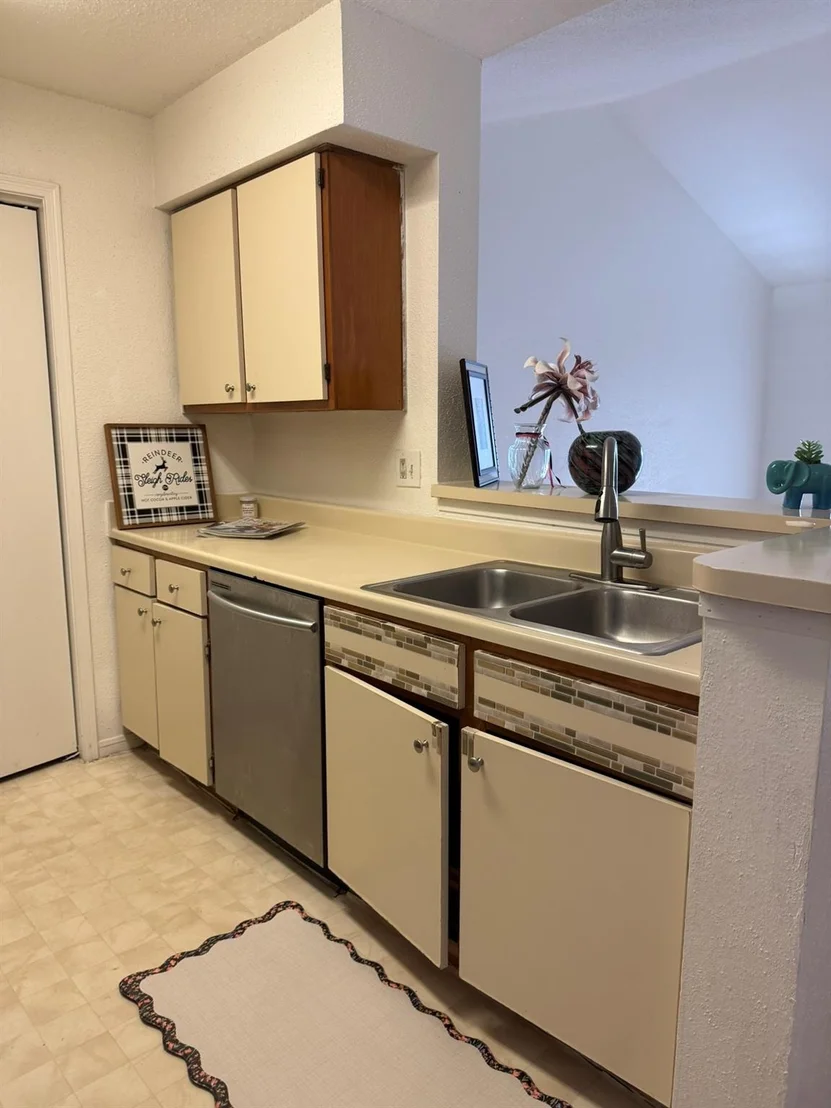Photo of Unit 737 at 875 Riverside Drive
