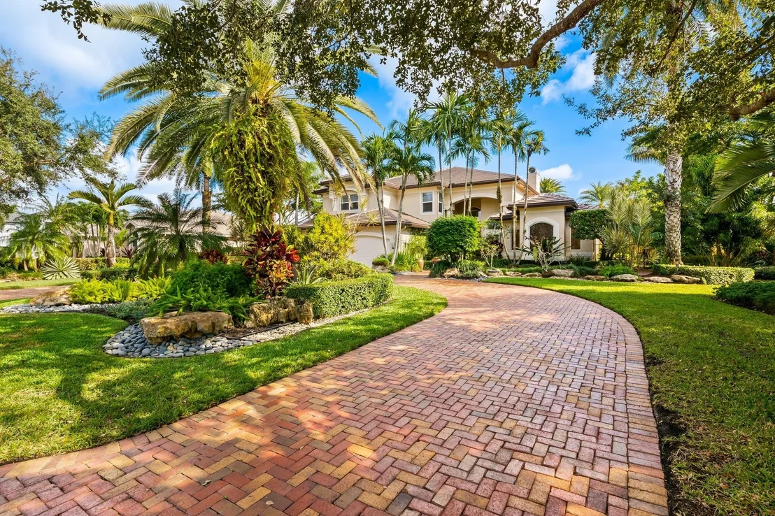 Photo of 3378 Bradenham Lane